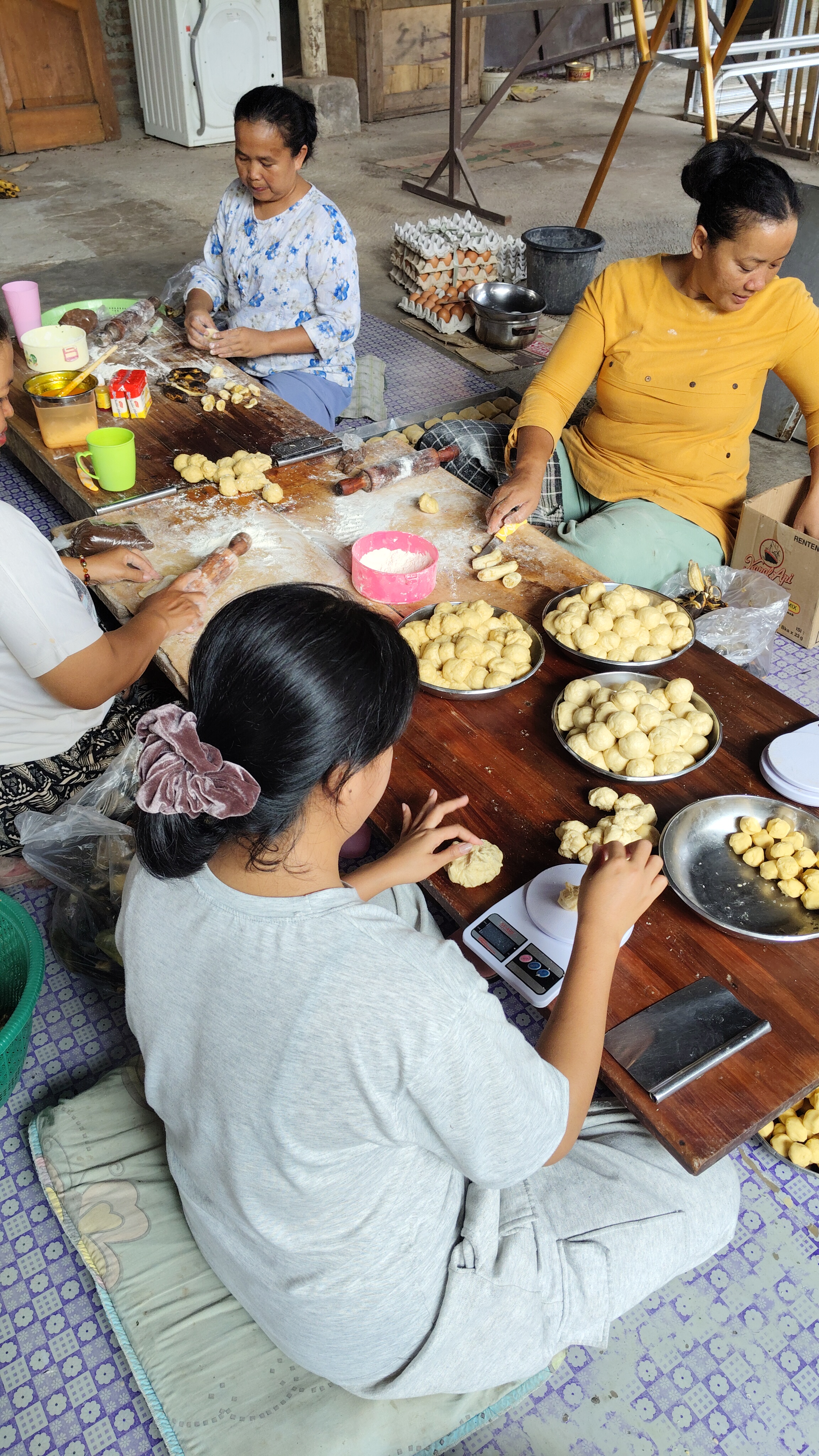 Proses penimbangan bahan bolen